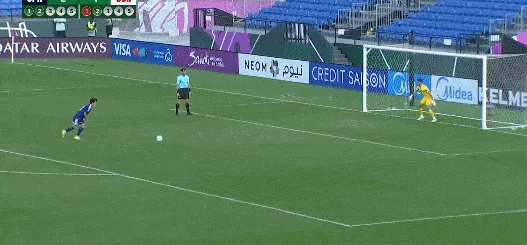 乐鱼官网-点球第三轮，佐藤龙之介罚进，法胡里点射命中