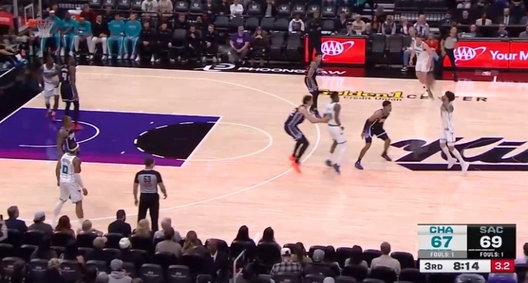 乐鱼app-手感来了怎么投都进！三球接锅三分 踩着logo直接压哨扔进！